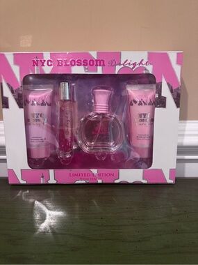 ⭐️ 5/$25 NYC Blossom Delight Fragrance Gift Set - Pink
